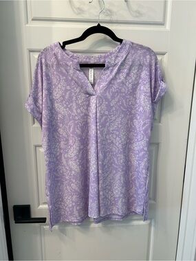Dear Scarlett WRINKLE FREE Lavender Paisley Short-Sleeve V-Neck Top